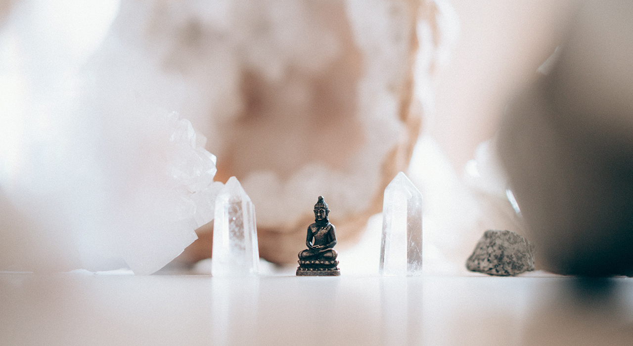 水晶とブッダ像